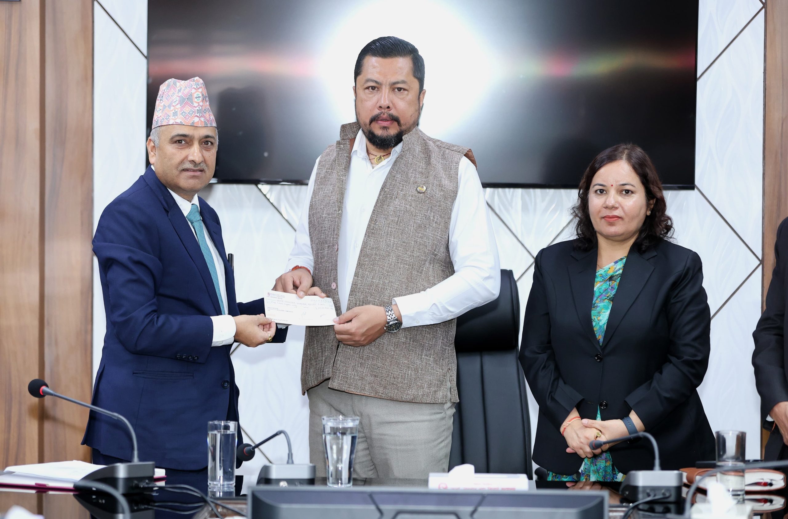 एचआइडीसीएलले बाढी प्रभावितका लागि दियो १ करोड १ लाख, विद्युत नियमन आयोगको १ करोड
