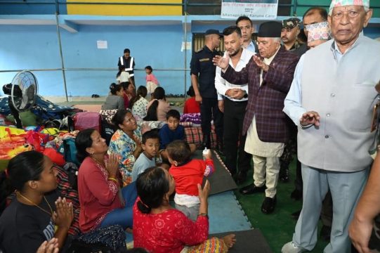 राष्ट्रपति पौडेल बाढीग्रस्त क्षेत्रको अवलोकनमा, होल्डिङ सेन्टर पुगेर सुने पीडितका गुनासो