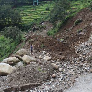 अविरल वर्षापछि विभिन्न ठाउँमा पहिरो जाँदा बाजुरामा सडक र विद्युत् अवरुद्ध