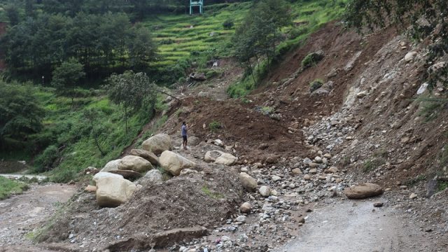 अविरल वर्षापछि विभिन्न ठाउँमा पहिरो जाँदा बाजुरामा सडक र विद्युत् अवरुद्ध
