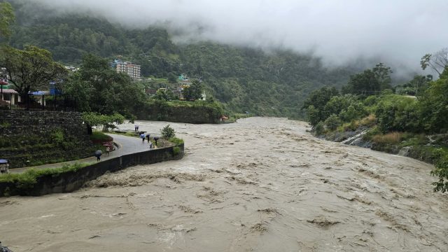 बस्तीमा राति बाढी पस्दा ५०० बढी घर डुबानमा, सप्तरीका दुई हजार परिवार प्रभावित