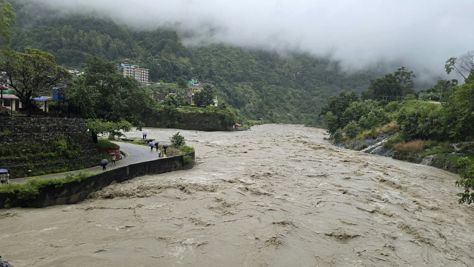 बस्तीमा राति बाढी पस्दा ५०० बढी घर डुबानमा, सप्तरीका दुई हजार परिवार प्रभावित
