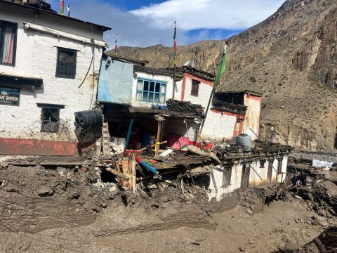 उपल्लो मुस्ताङमा हिमपात, तल्लोमा बाढी : कालीगण्डकी र नारायणीको बहावले बस्ती डुबानमा (तस्विरहरु)