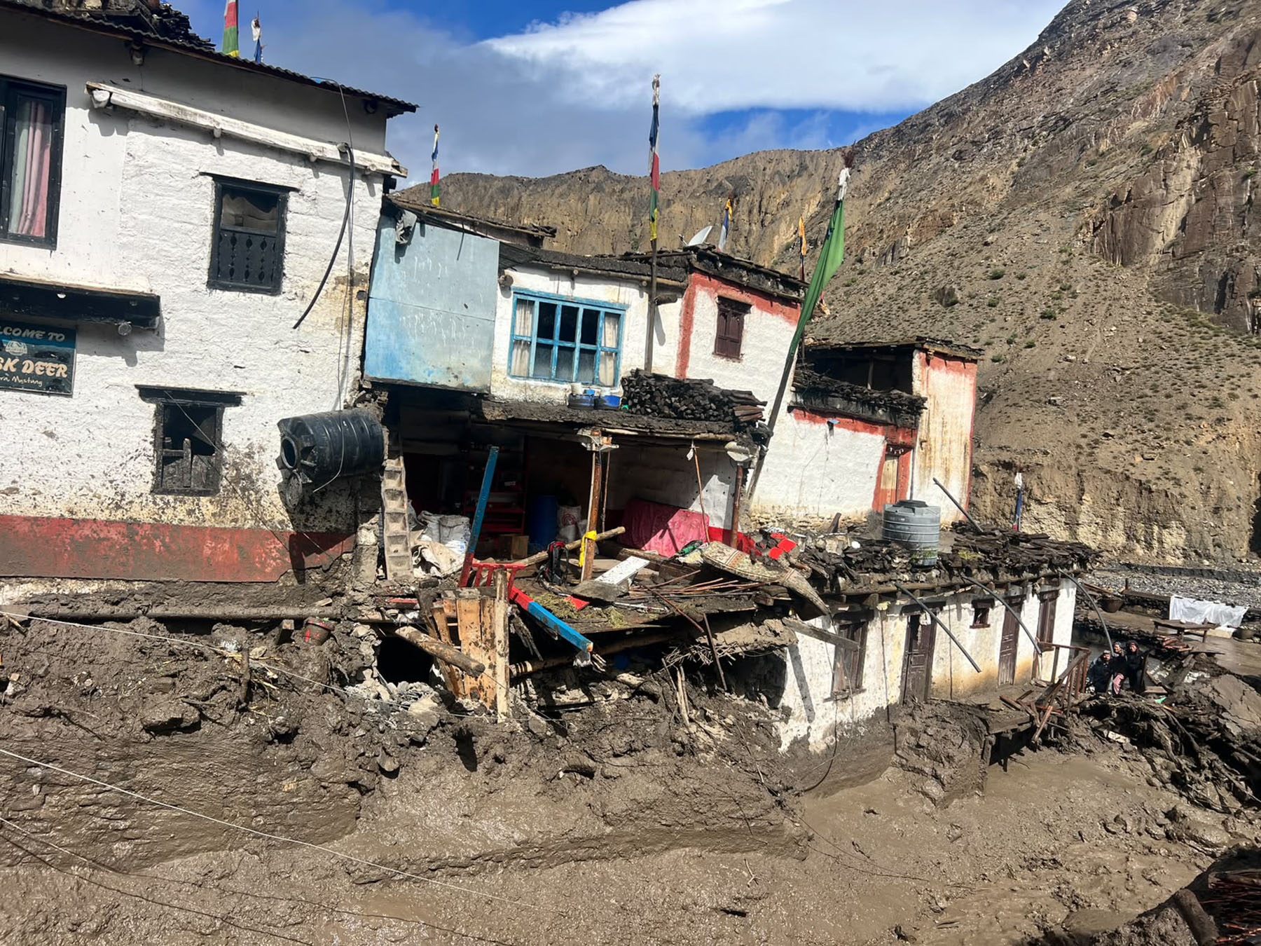 उपल्लो मुस्ताङमा हिमपात, तल्लोमा बाढी : कालीगण्डकी र नारायणीको बहावले बस्ती डुबानमा (तस्विरहरु)