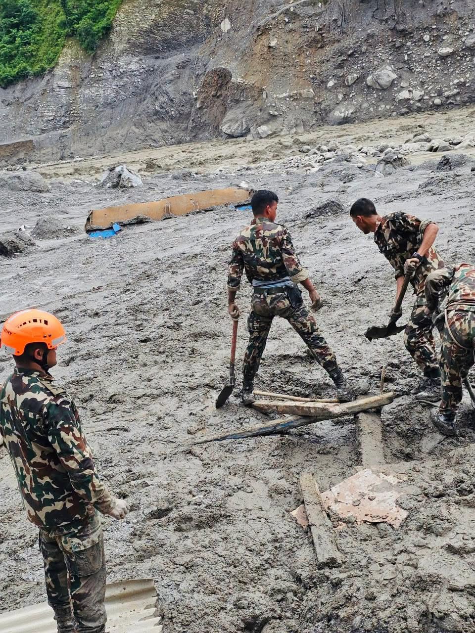 बाढीको ७ दिनसम्म चिलिमेमा पुगेन उद्धार सामग्री, फर्कियो  भारतीय सेनाको टोली