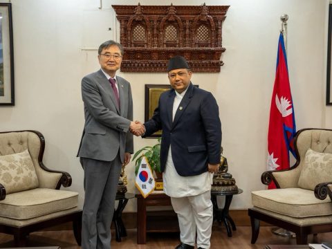 बाढीपछिको पुनर्निर्माणमा सहयोग गर्न कोरिया इच्छुक, शिशिरसँग मन्त्री छोले भने- नेपालको साथमा छौं