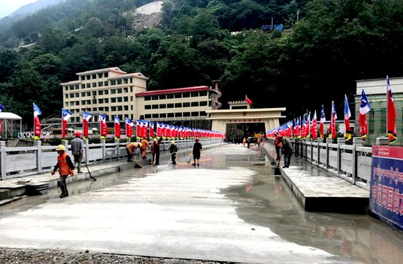 बाढीले रसुवागढी अवरुद्ध भएपछि तातोपानी र हिल्सा नाकाबाट यात्रुको आवागमन