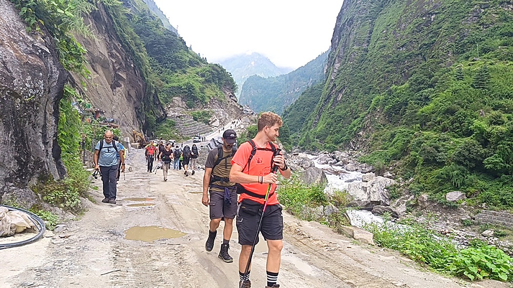 अन्नपूर्णदेखि सगरमाथा क्षेत्रको पदयात्रामा ४ हजार पर्यटक, एसएमएस गरेर सुरक्षित स्थानमा राखिंदै