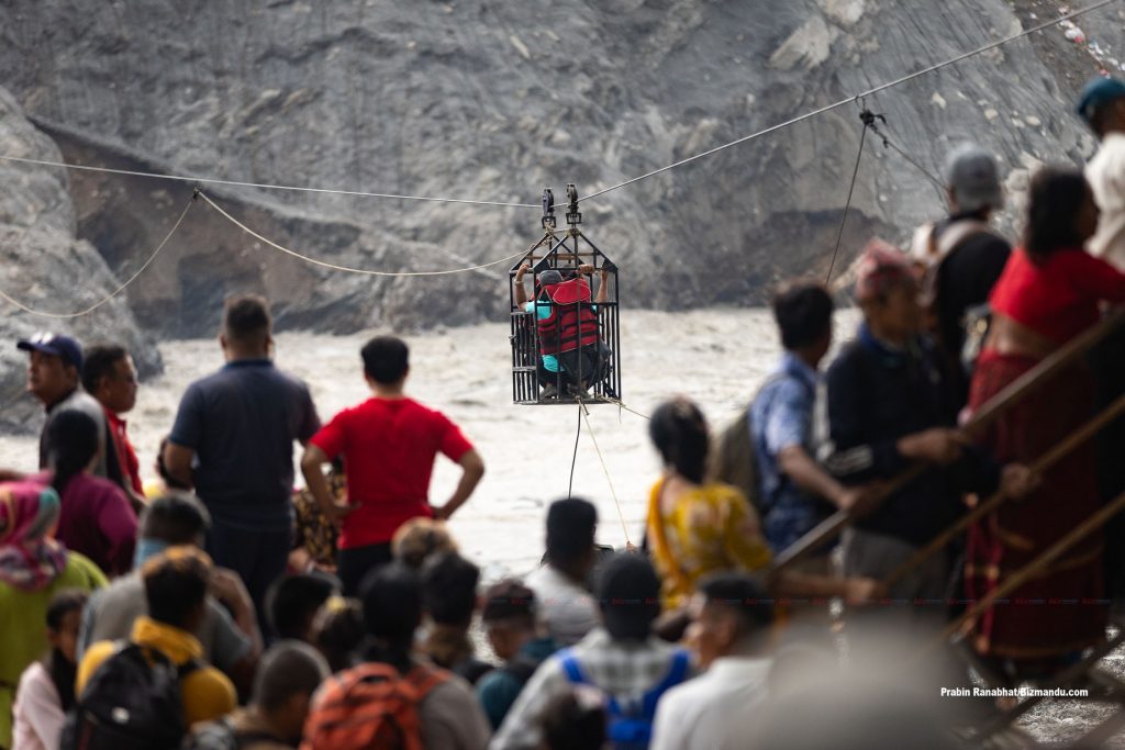 त्रिशूली तर्न तुइनको सहारा, जोखिम मोलेरै स्थानीय गर्दैछन् नदी पार (तस्विरहरु)