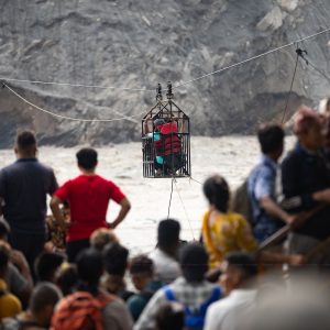 त्रिशूली तर्न तुइनको सहारा, जोखिम मोलेरै स्थानीय गर्दैछन् नदी पार (तस्विरहरु)