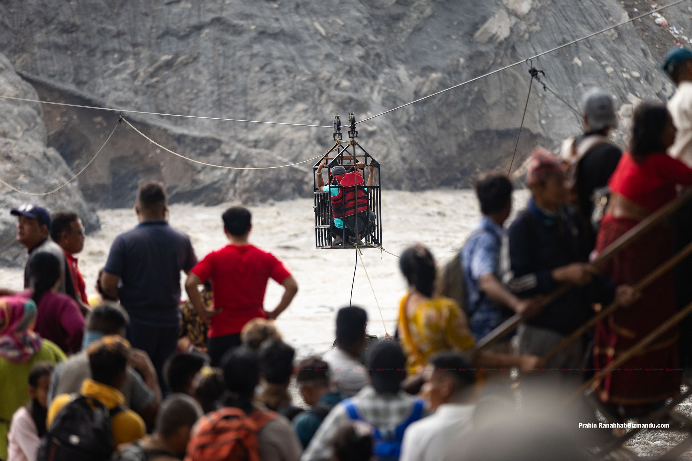 त्रिशूली तर्न तुइनको सहारा, जोखिम मोलेरै स्थानीय गर्दैछन् नदी पार (तस्विरहरु)