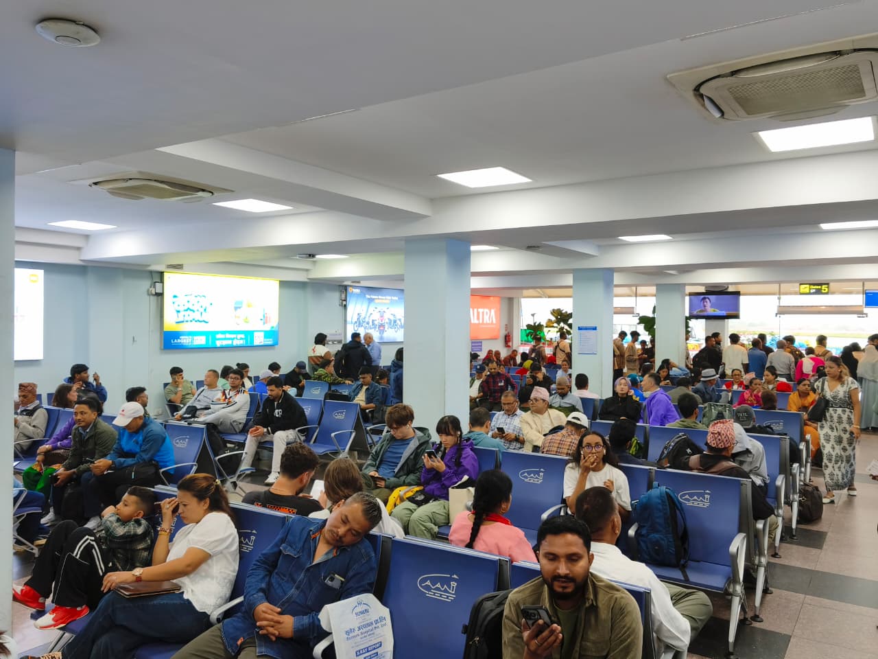 खराब मौसम र कम भिजिविलिटीका कारण आन्तरिक उडान प्रभावित, विमानस्थलमा यात्रु अलपत्र