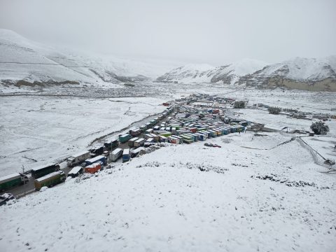 तीनवटै उत्तरी नाका अवरुद्ध हुँदा करोडौंका सामान बाटोमा अलपत्र, दसैं बजार के हुन्छ?