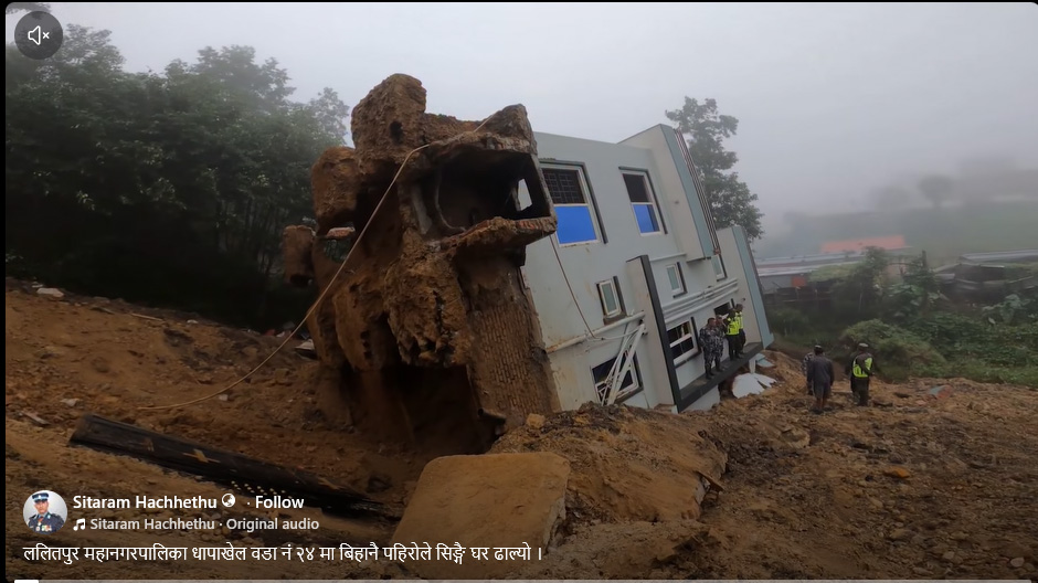 धापाखेलमा अढाइ तले घर जगबाटै ढल्यो, हिजै दिइएको थियो खाली गर्न सूचना