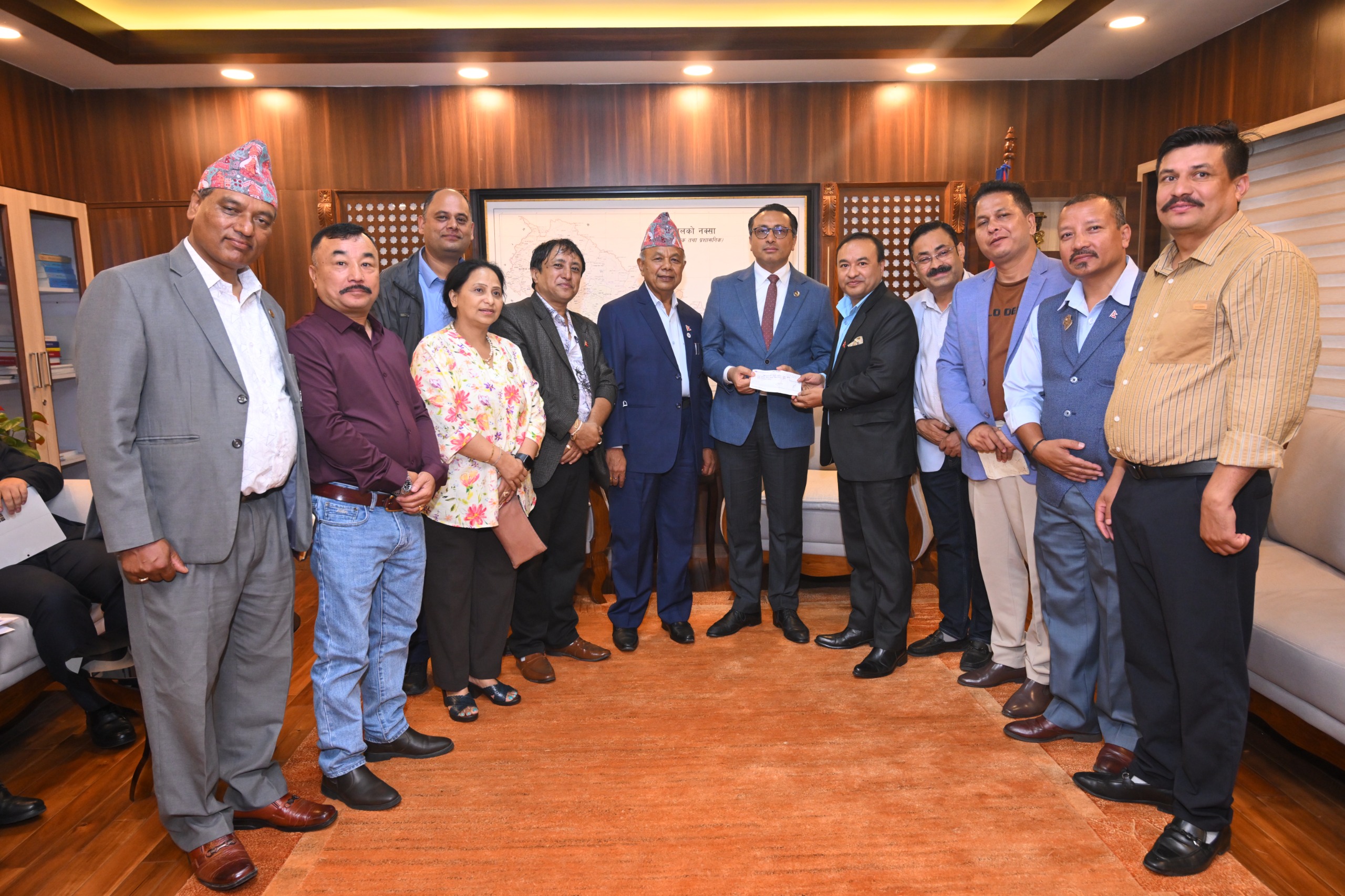 बाढी प्रभावितको राहतका लागि सुनचाँदी व्यवसायी महासंघले सरकारलाई दियो १ करोड ११ लाख