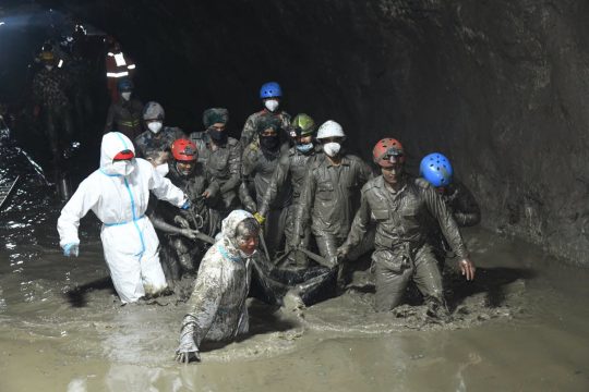 चिलिमेको सुरुङमा भेटियो तीन जनाको शव, सेनाले भन्यो-  टनेलको माथिल्लो भागसम्मै पानी