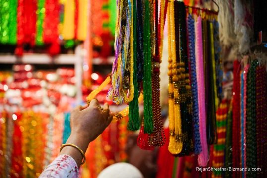 तीज आयो ग्राहक आएनन्, इन्द्रचोकको पोते बजारमा रौनक हराउँदा व्यापारी निराश