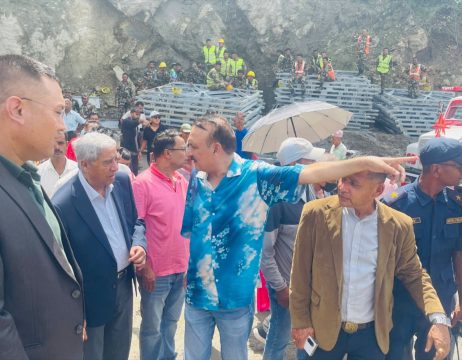 देउवा नुवाकोटको बाढी प्रभावित क्षेत्रमा, भन्छन् ‘बुझेर पुनर्निर्माणबारे आवाज उठाउँछु’
