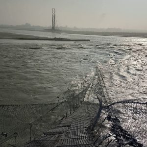 दोधारा-चाँदनी जोड्ने झोलुंगे पुलको पिल्लर भाँचियो, आवागमन बन्द, प्राविधिक टोली पुग्दै