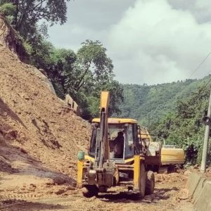 सुक्खा पहिरो खसेपछि म्याग्दीको बेनी-दरबाङ सडक बन्द, मर्मतपछि यातायात संचालन हुने