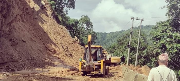 सुक्खा पहिरो खसेपछि म्याग्दीको बेनी-दरबाङ सडक बन्द, मर्मतपछि यातायात संचालन हुने