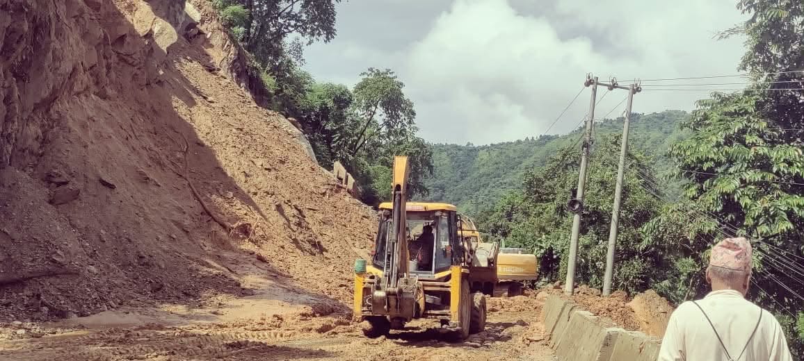 सुक्खा पहिरो खसेपछि म्याग्दीको बेनी-दरबाङ सडक बन्द, मर्मतपछि यातायात संचालन हुने