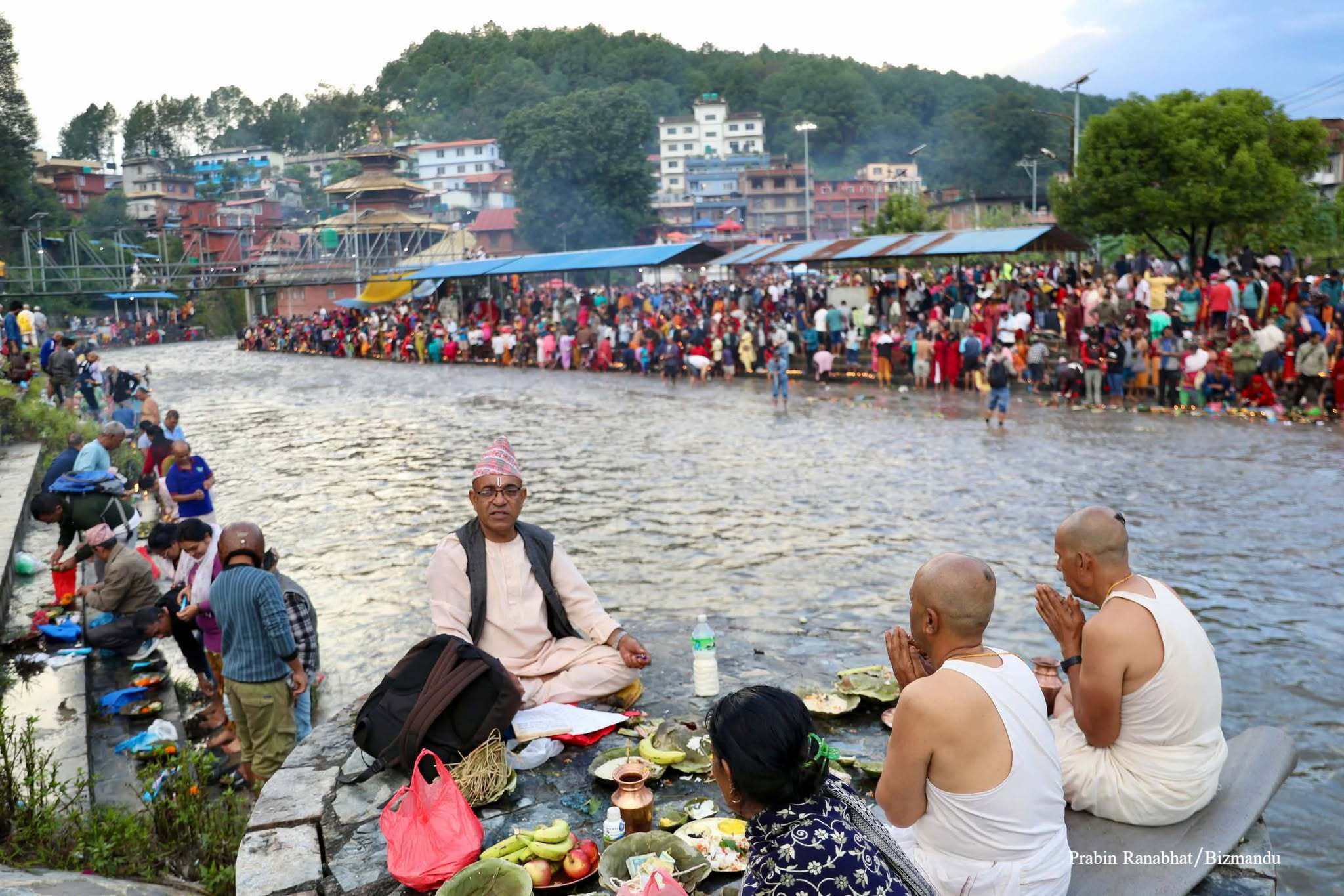 आज कुशेऔँसी : पितृमोक्षको कामना गर्दै बिहानैदेखि गोकर्णेश्वरमा तर्पण (तस्विरहरु)