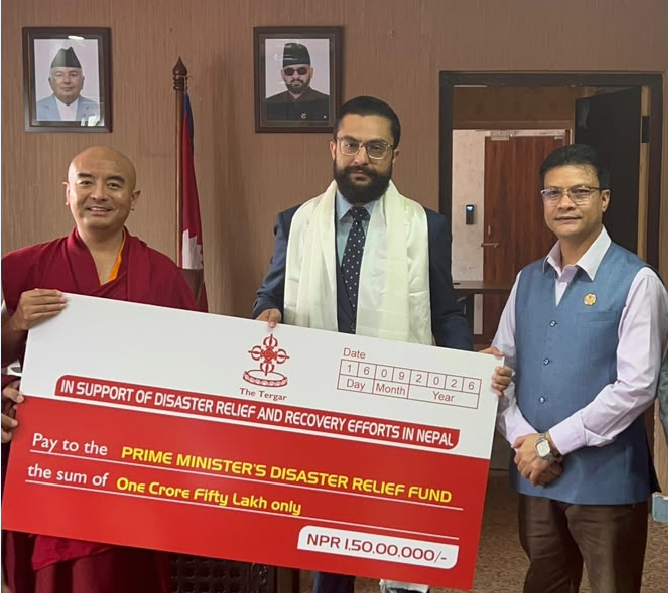 बाढी प्रभावितको राहतका लागि गुरु रिम्पोछेले सरकारलाई दिए १ करोड ५० लाख
