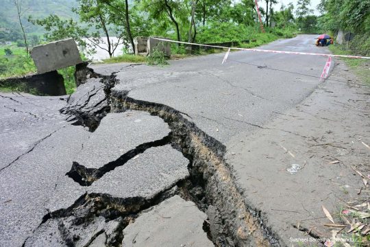 कृष्णभीरमा बगेको छ सडकको जग नै, उपत्यका जोड्न जोखिम मोलेर ट्रयाक खोलिँदै