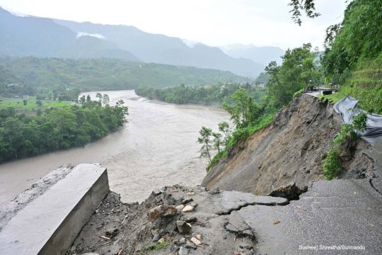 बाढीले भासिएको कृष्णभीर, स्थानीय जोखिम मोलेर वारपार गर्दै (तस्वीरहरु)