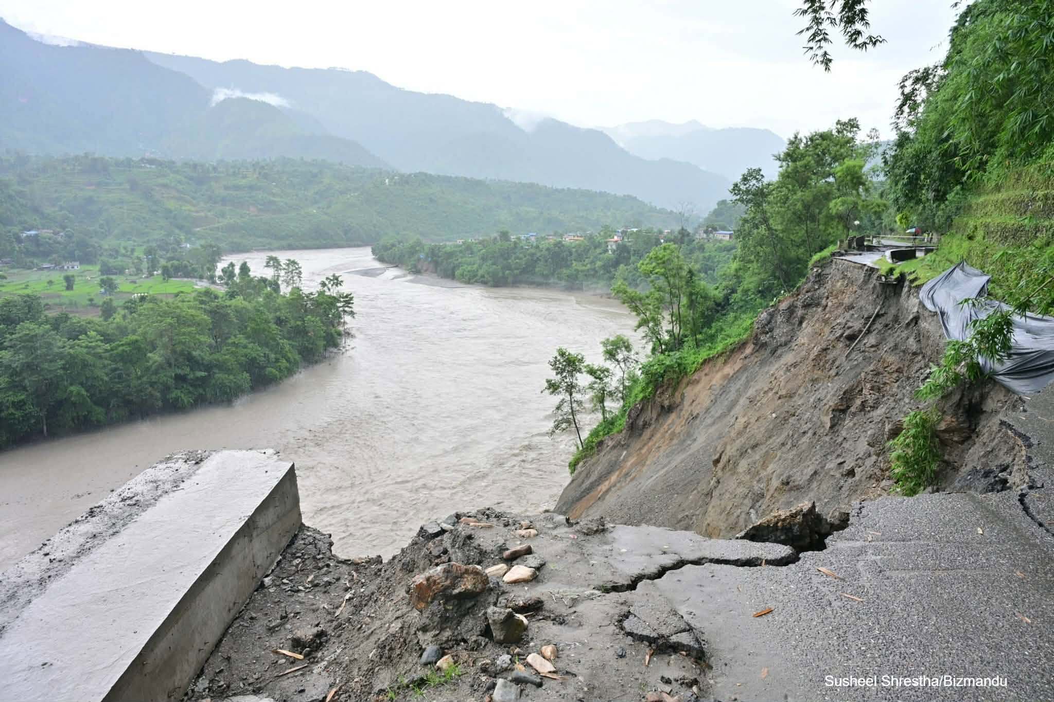 बाढीले भासिएको कृष्णभीर, स्थानीय जोखिम मोलेर वारपार गर्दै (तस्वीरहरु)