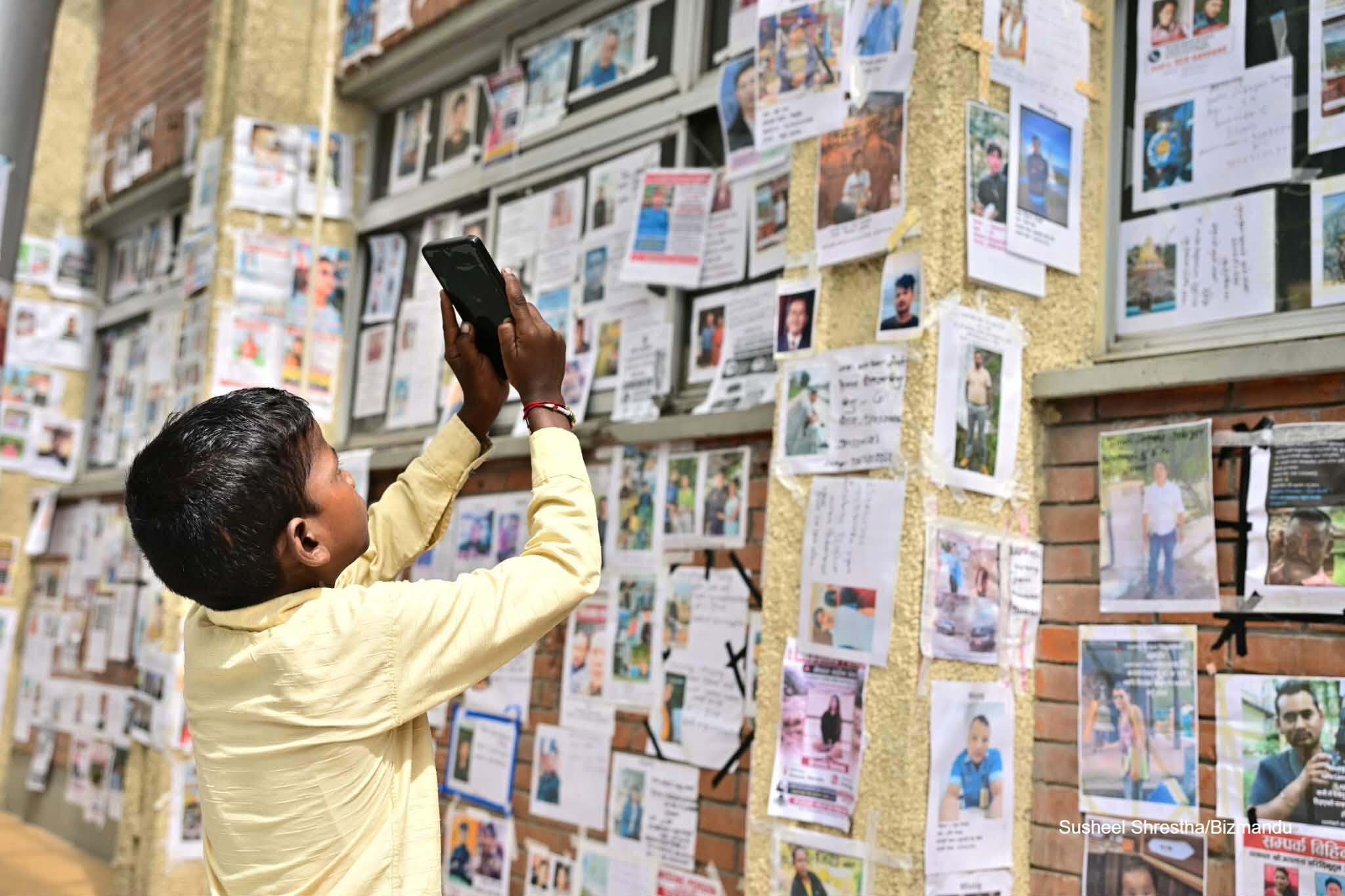 टिचिङ अस्पतालमा हरेक दिन टाँसिन्छ नयाँ तस्वीर, बाढीमा हराएकालाई खोज्दै आफन्त