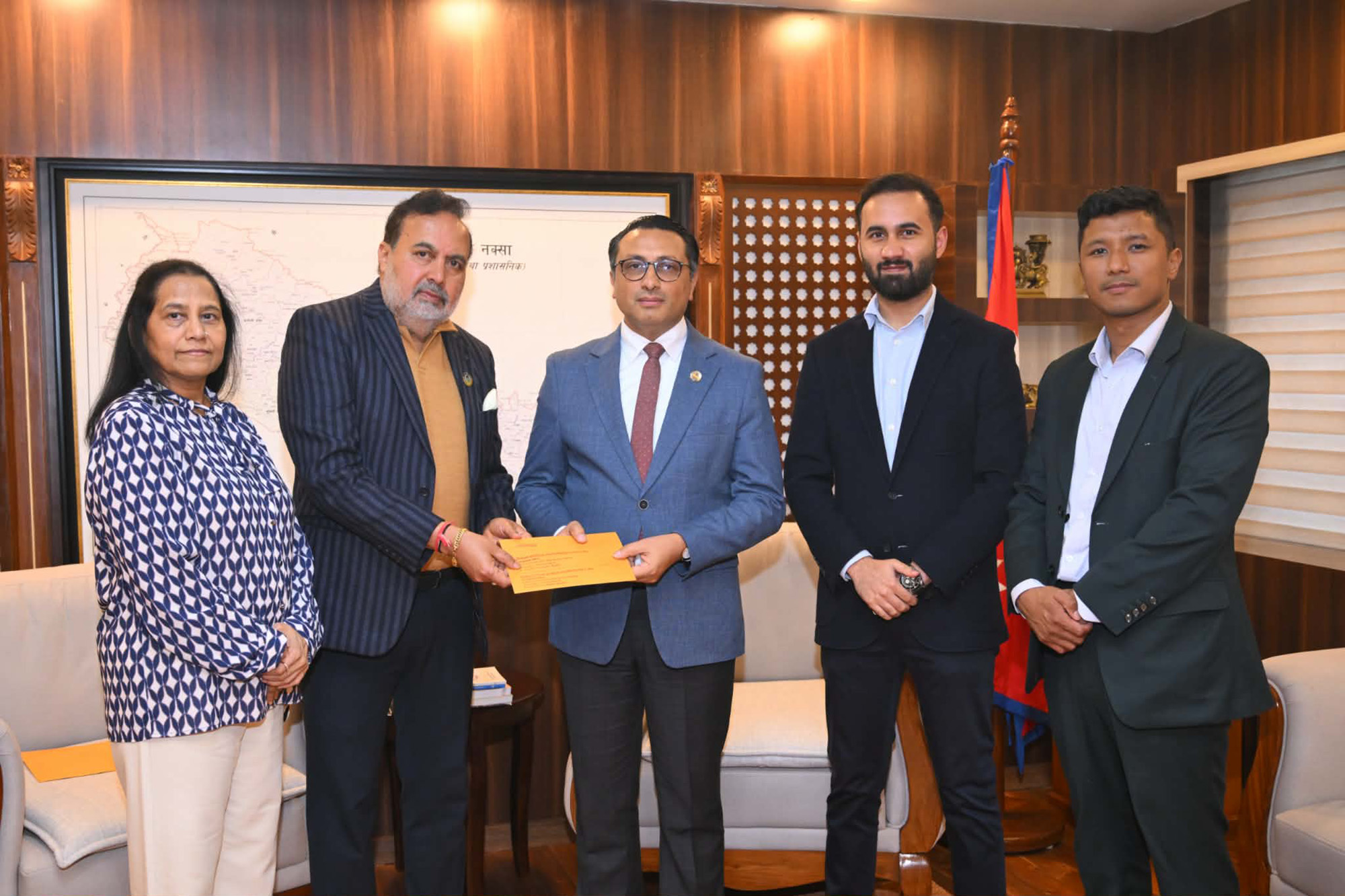 सेन्चुरी ग्रुप अध्यक्ष मोती दुगडले बाढीपीडितका लागि गरे १ करोड १ लाखको सहयोग