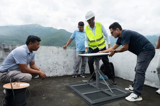 एनसेलले स्याटलाइट प्रविधिमार्फत बाढी प्रभावित क्षेत्रमा  संचार सेवा उपलब्ध गराउँदै