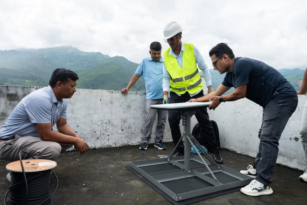 एनसेलले स्याटलाइट प्रविधिमार्फत बाढी प्रभावित क्षेत्रमा  संचार सेवा उपलब्ध गराउँदै
