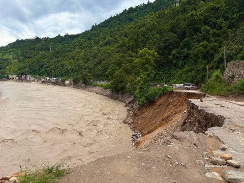 परेवा भीरमा सडक भासिएपछि सवारीसाधन र यात्रु अलपत्र, अर्को ट्रयाक खोल्ने प्रयास (तस्विरहरु)