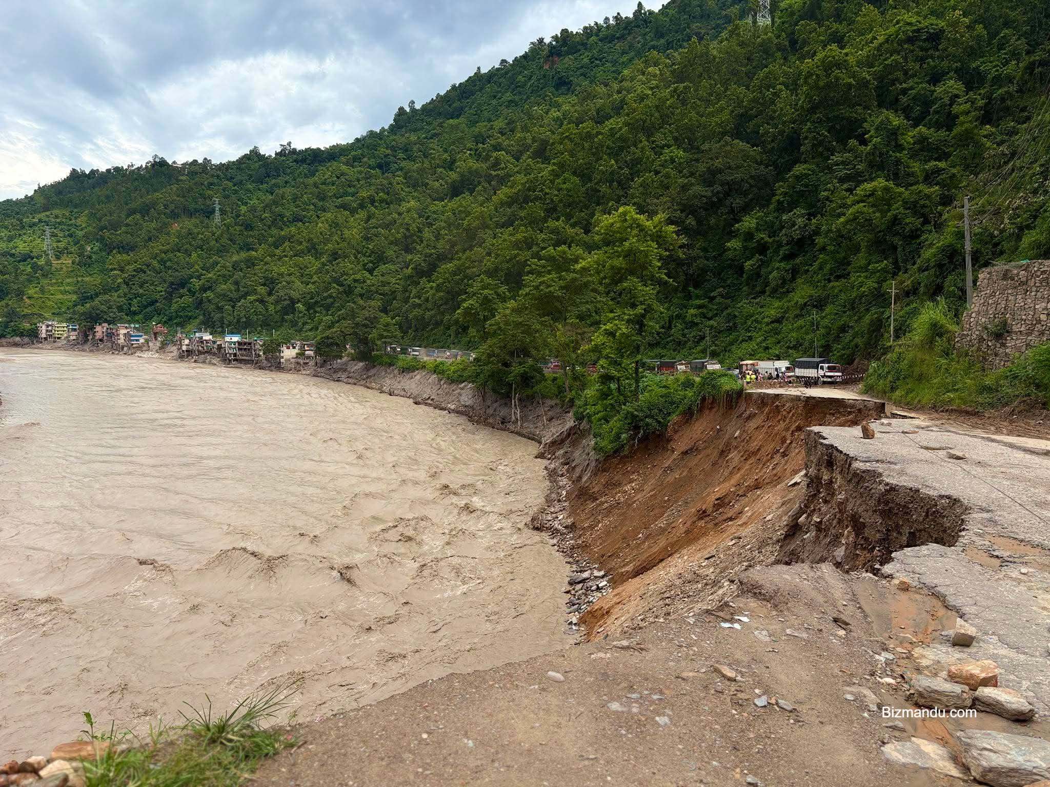 परेवा भीरमा सडक भासिएपछि सवारीसाधन र यात्रु अलपत्र, अर्को ट्रयाक खोल्ने प्रयास (तस्विरहरु)