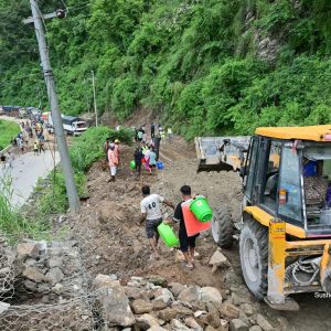 लाइफलाइन मानिने राजमार्ग तत्काल खुलाउन किन सबै संयन्त्र परिचालन गर्न सक्दैन सरकार?