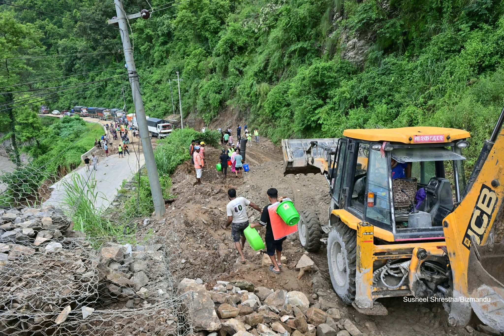 लाइफलाइन मानिने राजमार्ग तत्काल खुलाउन किन सबै संयन्त्र परिचालन गर्न सक्दैन सरकार?