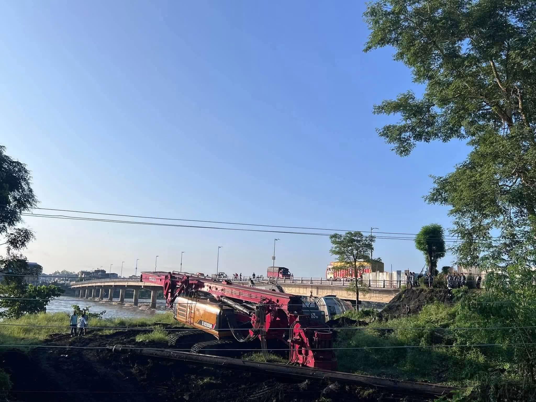 ट्र्याक र प्लेटफर्म बनाएर नारायणी पुलमा अड्किएको राइनो क्रुज सुरक्षित रूपमा हटाइँदै