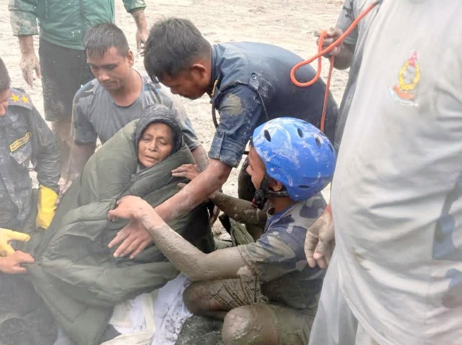 बाढीको ११औं दिन : वेत्रावतीको चारतले एक घरबाट ६४ वर्षीया महिलाको उद्धार