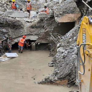 सुरुङबाट कबिर महर्जनलाई पनि निकालियो, फसेका अन्य व्यक्तिहरुको पनि उद्धार हुँदै