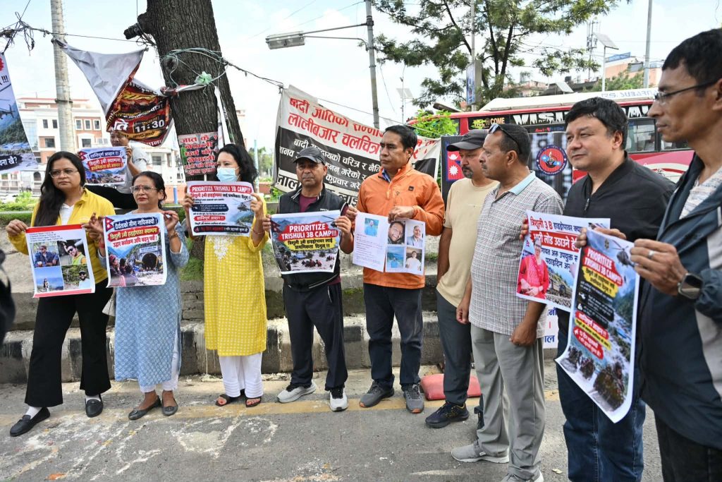 बाढी पछि ‘त्रिशुली ३ बी’मा बेपत्ता आफन्त खोज्न सरकारलाई दबाब, माइतीघरमा परिवारको धर्ना