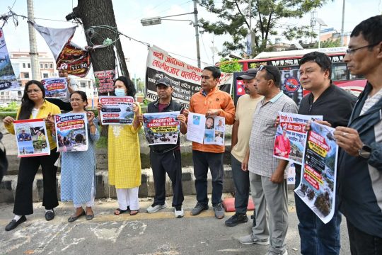 बाढी पछि ‘त्रिशुली ३ बी’मा बेपत्ता आफन्त खोज्न सरकारलाई दबाब, माइतीघरमा परिवारको धर्ना