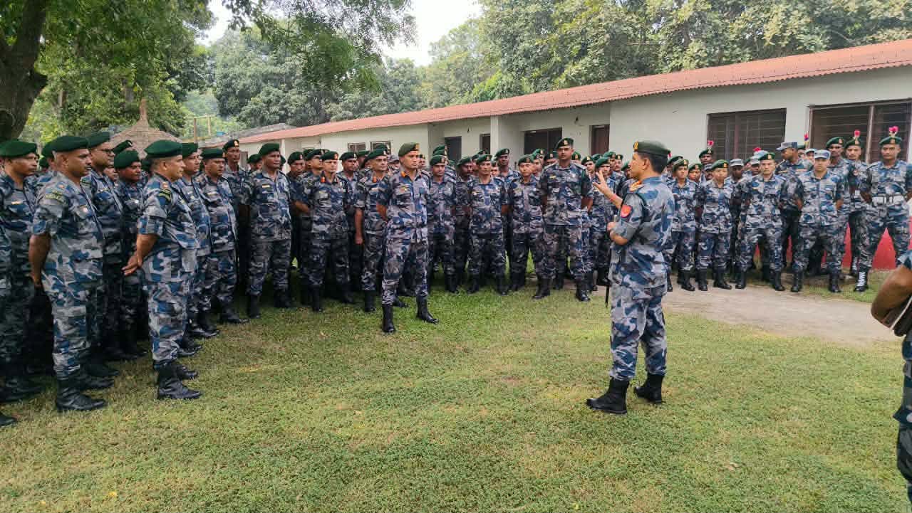 तराईको सीमा क्षेत्रमा सशस्त्रका महानिरीक्षक: राजस्व छलीमा निर्मम हुन निर्देशन