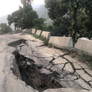 गलौंदीको सडक भासिएपछि पृथ्वी राजमार्ग अवरुद्ध, विभाग भन्छ- ग्यास बुलेट पल्टेकाले जान गाह्रो