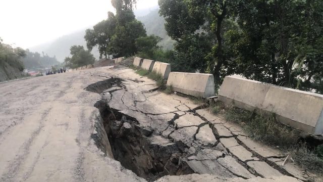 गलौंदीको सडक भासिएपछि पृथ्वी राजमार्ग अवरुद्ध, विभाग भन्छ- ग्यास बुलेट पल्टेकाले जान गाह्रो
