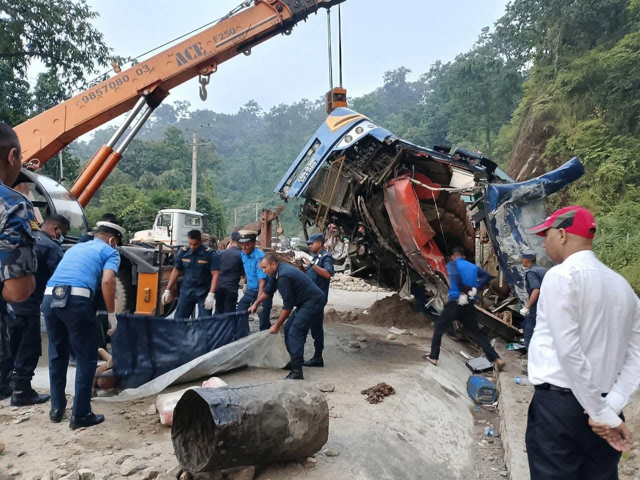 नवलपरासीको विनयी त्रिवेणी एस मोडमा बस दुर्घटना, ६ जनाको मृत्यु, १० घाइते