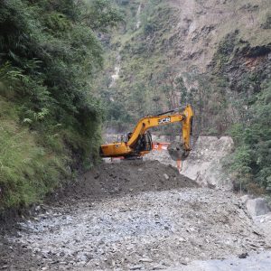 बेनी-जोमसोम-कोरला सडकखण्डको मर्मत धमाधम, दसैं अघि नै संचालनमा आउन कति सम्भव?