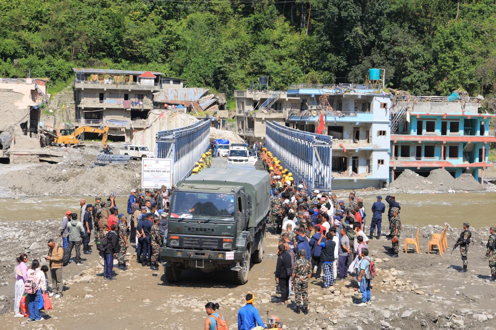 भोटेकोशी बाढीले तहसनहस बेत्रावतीमा चल्न थाल्यो गाडी, फलाकु खोलामा बेलीब्रिज जडान